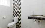 Toilet Kamar 4 House of Chandra 5 I Homestay Free Breakfast