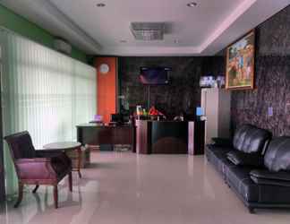 Lobby 2 RedDoorz near Bandara Adi Soemarmo Solo