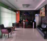 Lobby 6 RedDoorz near Bandara Adi Soemarmo Solo