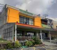 Exterior 2 RedDoorz near Bandara Adi Soemarmo Solo