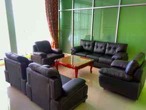 Lobby 4 RedDoorz near Bandara Adi Soemarmo Solo