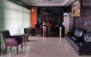 Lobby 5 RedDoorz near Bandara Adi Soemarmo Solo