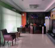 Lobby 5 RedDoorz near Bandara Adi Soemarmo Solo