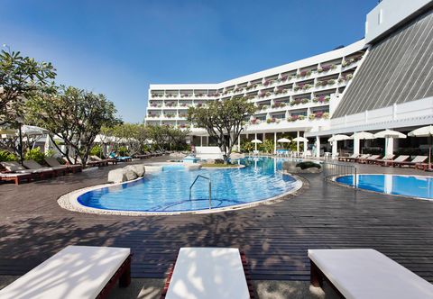 สระว่ายน้ำ Methavalai Hotel