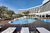 สระว่ายน้ำ Methavalai Hotel