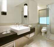 In-room Bathroom 7 Courtyard by Marriott Bandung Dago