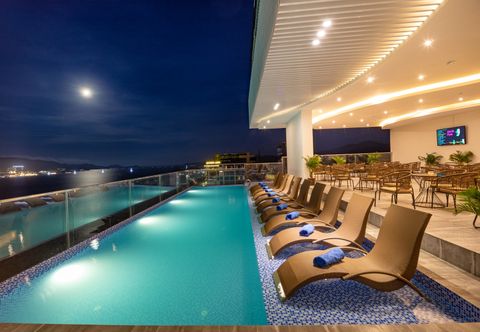 Swimming Pool Majestic Premium Hotel