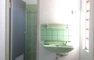 Toilet Kamar 4 Guest House Ogan