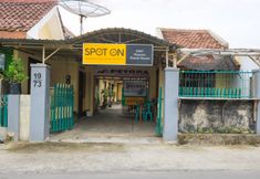 Exterior 2 SPOT ON 2497 Pesona Guest House