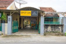 Exterior SPOT ON 2497 Pesona Guest House