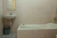 Toilet Kamar Cozy Room at Kusuma Solo