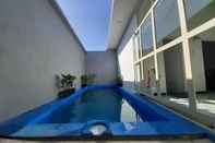 Swimming Pool Affordable Room at Matahari Homestay