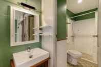 Toilet Kamar The Quarter Bangkok Poshtel