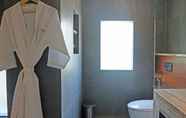 Toilet Kamar 4 Sense Canggu Beach Hotel