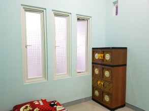 ห้องนอน 4 Comfort Room at Homestay SHAAKA Surabaya