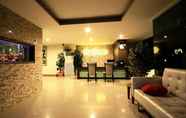 Lobi 4 The Chateau Serviced Apartment