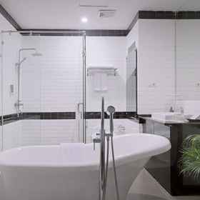 Bathroom 6 Horison Inn Alaska Simpang Lima Semarang, Hotel Hotel Wisma Hasanah