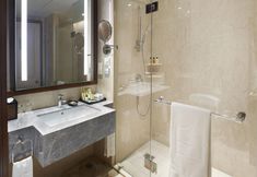 In-room Bathroom 7 Shangri-La Surabaya