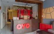 Lobby 6 OYO 1111 Pasar Baru Inn