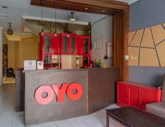 Lobby 2 OYO 1111 Pasar Baru Inn