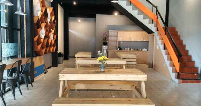 Lobby Woodlot Hostel Malang