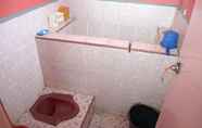 In-room Bathroom 7 Homestay Cahaya Nur Padang Panjang