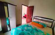 ห้องนอน 2 Comfort Room at Homestay Saudara Syariah