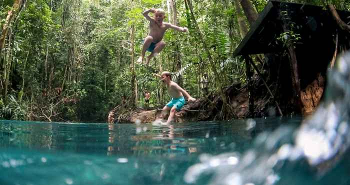 Hồ bơi Meridian Adventure Marina Club & Resort Waisai