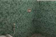 Toilet Kamar Hendry Homestay