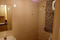 Toilet Kamar Studio Room at Tanglin Orchard Surabaya (VIL)