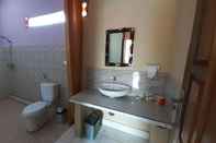 ห้องน้ำภายในห้อง Pondok Guru Bakti Cottage