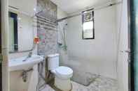 In-room Bathroom Shinta Guest House
