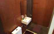 In-room Bathroom 6 D8 Kost (Male only)