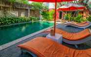 Swimming Pool 2 OYO 1666 Grand Pudjawan Hotel Near Kuta Beach