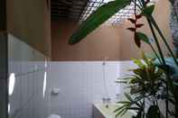 In-room Bathroom Sky Hotel Taman Ayu II