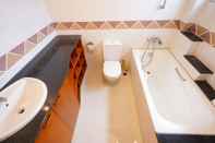 Toilet Kamar HoLo Garcerie Saigon Serviced Homestay