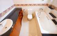 In-room Bathroom 4 HoLo Garcerie Saigon Serviced Homestay