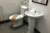 Toilet Kamar Grand Business Hotel