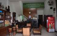 Lobby 4 Huize Jon Hostel Malang