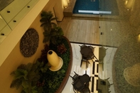 Swimming Pool De Lobby Suite Hotel