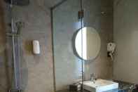 Toilet Kamar De Lobby Suite Hotel