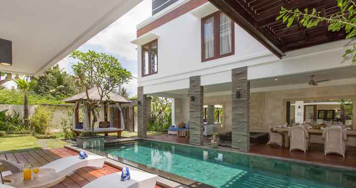 สระว่ายน้ำ Villa Club Corner Residence by Nagisa Bali