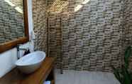 Toilet Kamar 5 Villa Casablanca Surf Keramas