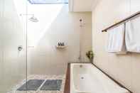 Toilet Kamar Villa Sedap Malam Seminyak by Best Deals Asia Hospitality