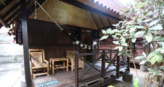 Exterior Mawar Beach Bungalow