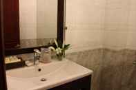 Toilet Kamar Nhi Trung Hotel