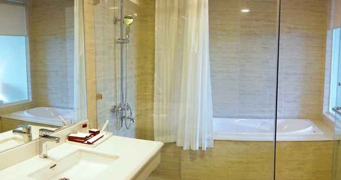 Phòng tắm bên trong Hung Vuong Hotel
