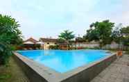 Swimming Pool 2 Griya Gendhis Saraswati Hotel