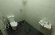 Toilet Kamar 4 Griya Gendhis Saraswati Hotel