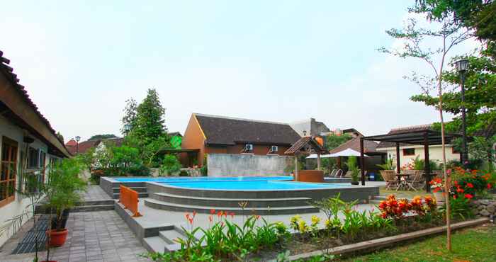 Swimming Pool Griya Gendhis Saraswati Hotel